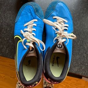 Indoor soccer cleats